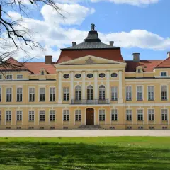 Piękny, żółty pałac w Wielkopolsce, idealny na zwiedzanie. Wspaniałe zamki w Wielkopolsce czekają na odkrycie!