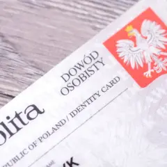 Zbliżenie na polski dowód osobisty, widoczny herb z orłem. Idealne proporcje zdjęcia do dowodu.