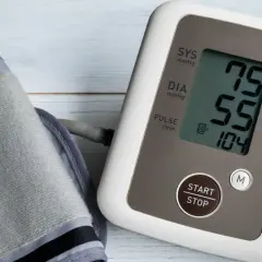Ciśnieniomierz pokazuje 75/55 mmHg, co oznacza niskie ciśnienie rozkurczowe. Tętno 104.