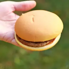Ile kalorii ma hamburger McDonald's? Pełna analiza i porady