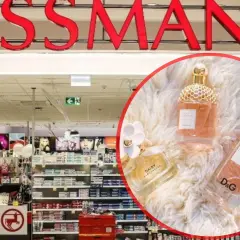 Logo Rossmann i trzy flakoniki perfum na białym tle.