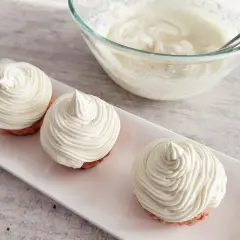 Krem z białej czekolady Ania gotuje. Trzy deserki z kremem na białej paterze, obok miska z kremem.