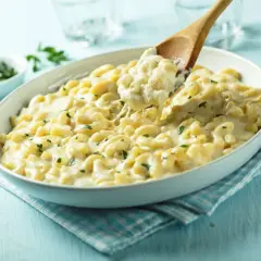 Pyszny przepis na mac and cheese, kremowy makaron z serem i posypką z natki pietruszki. Idealny na szybki obiad.
