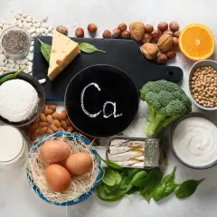 Eine **Calcium-Lebensmittel-Tabelle** mit Milch, Käse, Joghurt, Bohnen, Brokkoli, Mandeln, Sardinen, Eiern, Orangen und Chia-Samen.