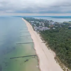 Mielno atrakcje: szeroka plaża, morze, las i miasteczko. Widok z lotu ptaka na wybrzeże Bałtyku.