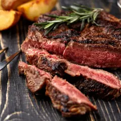 Saftig flankstek, perfekt grillad med rosmarin, serveras med klyftpotatis. En härlig flankstek marinad gör den extra god.
