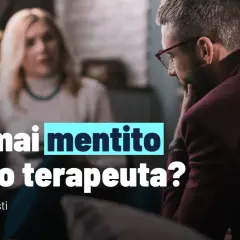 Un uomo pensieroso in terapia. Lo psicologo si accorge se menti, anche se cerchi di nascondere la verità.