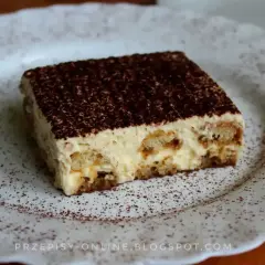 Pyszne tiramisu, czyli zabajone co to za deser? Warstwy biszkoptów nasączonych kawą i kremu, posypane kakao.