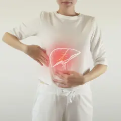 Kobieta wskazuje na obszar brzucha, gdzie widoczna jest grafika wątroby.