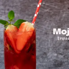 Drink z mrożonymi malinami: Szybkie przepisy na lato w szklance