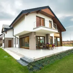 Jakie kolory elewacji do grafitowego dachu i okien złoty dąb?