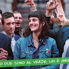 Un gruppo di persone festeggia, con una donna al centro che sorride. Le recensioni per "un anno difficile" potrebbero essere positive, dato l'entusiasmo.