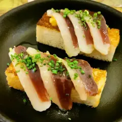 Deliciosos pinchos de jamón y pan tostado, perfectos para disfrutar en restaurantes con zona infantil en la Sierra de Madrid.