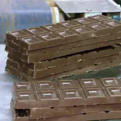 Barras de chocolate apiladas, listas para ser empaquetadas. Un dulce recuerdo de los chocolates Pérez Villajoyosa.