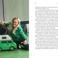 Uśmiechnięci ludzie obok modelu kampera. Ciekawe **syberia ciekawostki** o podróżowaniu kamperem i wycieczkach autokarowych.