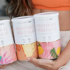 Trois boîtes de protéines végétales "Trainsweat Eat" aux saveurs Nature, Chocolat et Mangue Tropicale. Idéal pour savoir combien de protéine par jour consommer.