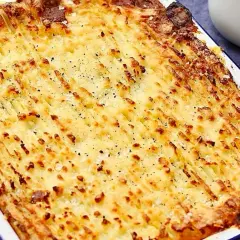 Pastel de carne picada gratinado con puré de patatas, perfecto para tus recetas de carne picada.
