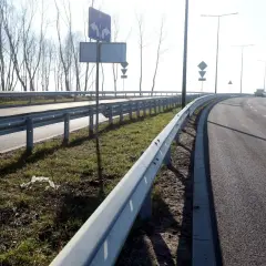 Pusta trasa NS Ruda Śląska z barierkami i znakami drogowymi.