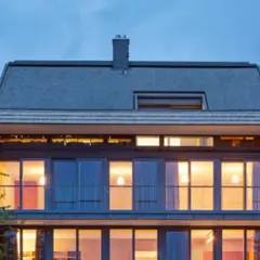 Modernes Haus mit großzügigen Glasflächen und einem schlichten Satteldach, das klassische Formen neu interpretiert.