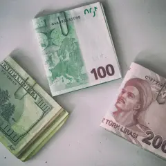 Dolar, euro i banknot 200 lir, czyli waluta w Turcji, leżą obok siebie.