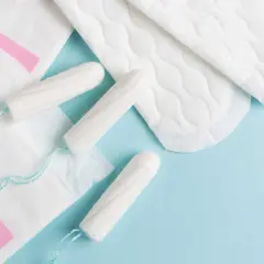 Hygienprodukter som bindor och tamponger. Vissa kvinnor upplever vita flytningar tidigt i graviditeten.