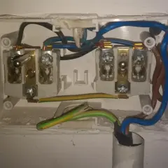 Instrukcja podłączenia kabla 4 żyłowego: zobacz schemat połączeń w puszce elektrycznej.