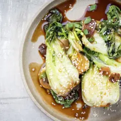 Smażona pak choi z sezamem i sosem. Inspiracja na pyszne kapusta pak choi przepisy.