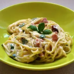 Jak przygotować idealne spaghetti carbonara ze śmietaną – prosta receptura
