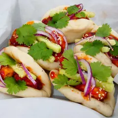 Fluffiga bao buns med kyckling, gurka, rödlök och koriander. Ett läckert bao buns recept!