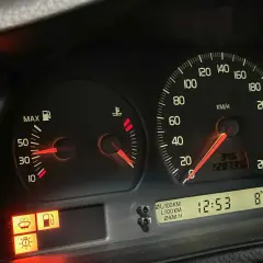 Wskaźniki na desce rozdzielczej: paliwo, temperatura silnika, prędkościomierz, licznik kilometrów i aktualna temperatura zewnętrzna 8°C. Brak informacji o temperaturze spalin diesel.