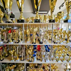Trofea tenisowe z AMS Grawer – wyróżnij się na korcie