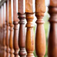 Jak skutecznie pomalować balustradę drewnianą na zewnątrz, aby przetrwała?