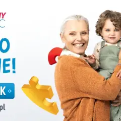 Ruszyło babciowe! Złóż wniosek na aktywyjrodzic.gov.pl. Uśmiechnięta rodzina z dzieckiem i puzzle.