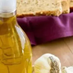 Jak zrobić olejek czosnkowy w domu – prosta metoda na zdrowie