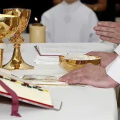Czy w kościele anglikańskim jest komunia? Odkryj jej znaczenie i zasady