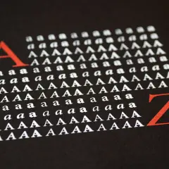 Wzorcowe litery "A" i "Z" na czarnym tle, pokazujące różne odstępy między znakami, czyli kerning.