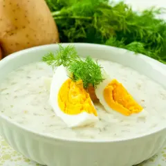 Pyszne jajka w sosie koperkowym, podane z ziemniakami i świeżym koperkiem. Idealne na lekki obiad.