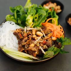 Bun bo nam bo: Reisnudeln mit Rindfleisch, Erdnüssen, Sojasprossen, Karotten und frischem Salat.