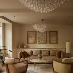 Ein Wohnzimmer im **lagom Lebensstil**: Gemütliche Sitzmöbel, dezente Farben, natürliche Materialien und Kunstwerke schaffen eine harmonische Atmosphäre.