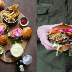Två saftiga hamburgare med pommes frites, ketchup och majonnäs. Perfekt för lyxiga hamburgare recept.