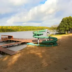 Zjeżdżalnia wodna i molo nad jeziorem to główne lidzbark atrakcje. Piękny, piaszczysty brzeg zaprasza do wypoczynku.