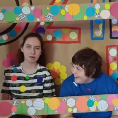 Dwie dziewczynki w ramie z kolorowych kółek.
