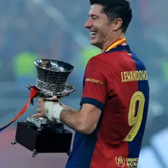Robert Lewandowski, król strzelców, cieszy się ze zdobytego trofeum.