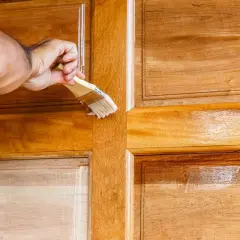 Jak odnowić drzwi wewnętrzne? Poradnik DIY i oszczędności!