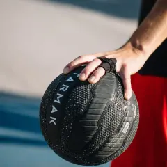 Piłka na Orlik: Jak wybrać trwałą i dobrą piłkę do koszykówki?