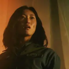 Une jeune femme aux cheveux noirs, visiblement inquiète, tient des flèches. Scène de la **monarch saison 3**.