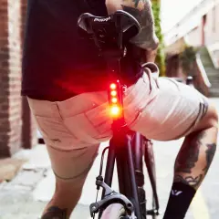 Fahrrad mit leuchtendem Rücklicht, aber ohne weitere Beleuchtung – **fahrrad nicht verkehrssicher**.
