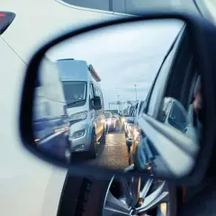 Korek na drodze, widok w lusterku. Czy hamowanie silnikiem jest szkodliwe? Zastanawiam się, czy to pomaga oszczędzać paliwo.