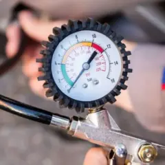 Manómetro para inflar ruedas coche, mostrando la presión actual.