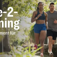Ein Mann und eine Frau laufen im Freien. Der Text "Zone-2-Training" und "Dein Fundament für Bestzeiten" ist prominent platziert.